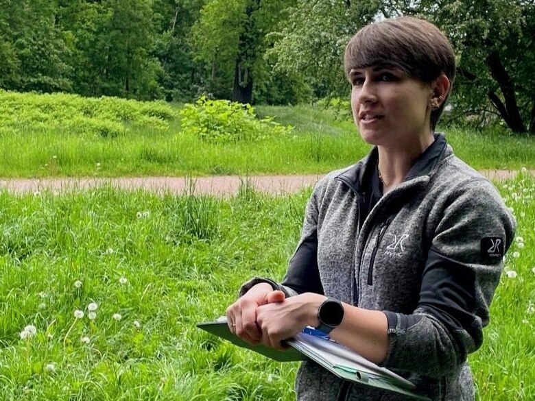 Carolin Tippmann, Klimamanagerin für Schutzgebiete im Sächsischen Regionalbüro für Natürlichen Klimaschutz (ANK), erläutert während der Fachexkursion in Leipzig Maßnahmen des Natürlichen Klimaschutzes und Fördermöglichkeiten für die Auenrenaturierung.