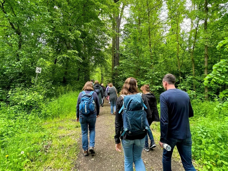 Teilnehmende der Fachexkursion „Natürlicher Klimaschutz in Kommunen – ANK-Praxisprojekte in Sachsen“ erkunden gemeinsam den Leipziger Auwald und informieren sich über Maßnahmen der Auenrenaturierung und Gewässerentwicklung.
