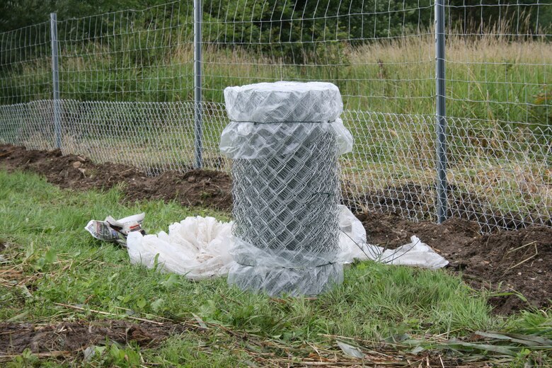 zeigt einen Zaun als Grabeschutz gegen den Biber
