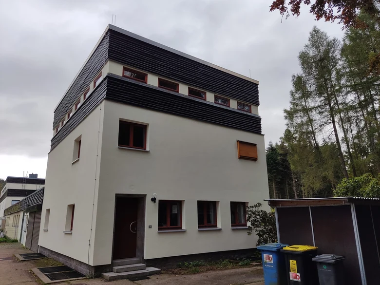 An der Dienststelle des Forstreviers Lichtenberg hängt der Nordfledermauskasten seit September 2022.