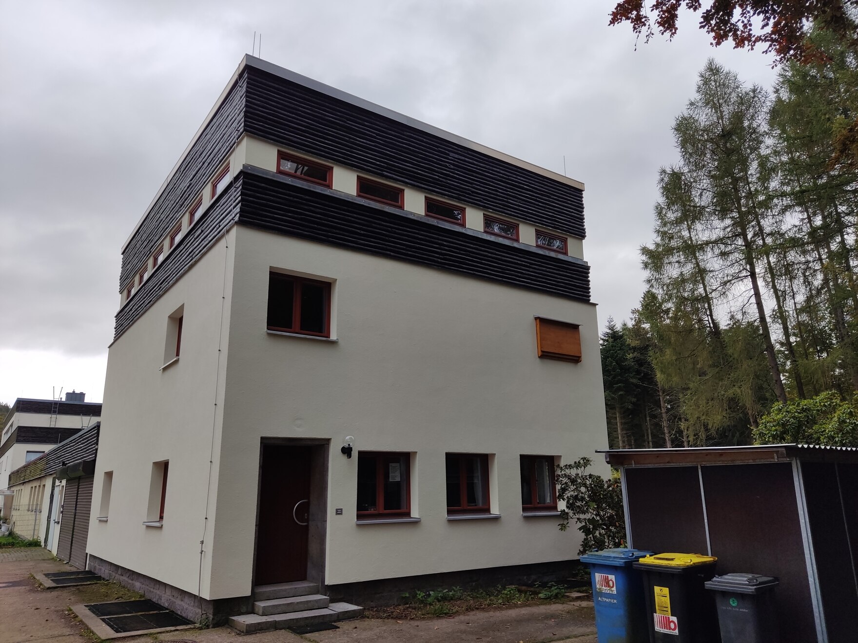 An der Dienststelle des Forstreviers Lichtenberg hängt der Nordfledermauskasten seit September 2022.