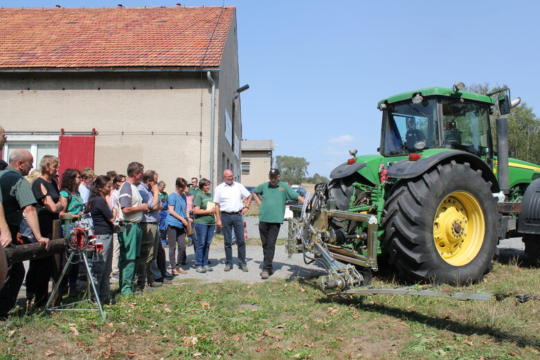 Herr Birnstengel führt das neue Messerbalkenmähwerk des Betriebes vor und berichtet über die Schwierigkeiten beim Kauf (Archiv Naturschutz LfULG, C. Schneier)