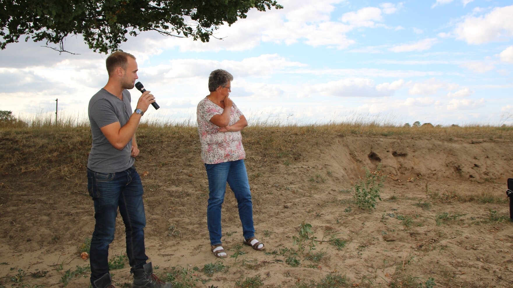 Nico Wolf vom LVG und Heike Weidt vom Landschaftspflegeverband Nordwestsachsen zeigen eine künstlich geschaffene Wand für Wildbienen 