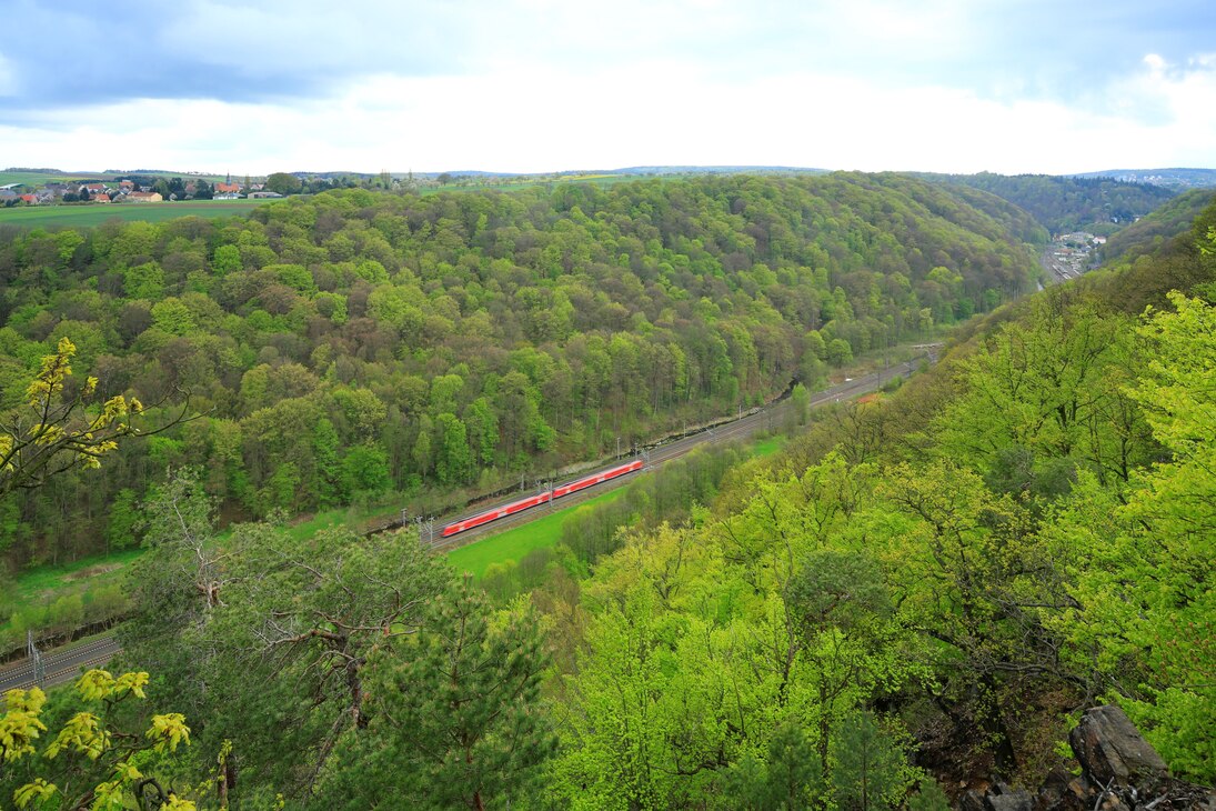 Die Siedlungen und der Verlauf der Bahnlinie wurden an die natürlichen Formen im Tal der Wilden Weißeritz angepasst (Richtung Somsdorf und Bahnhof Tharandt).